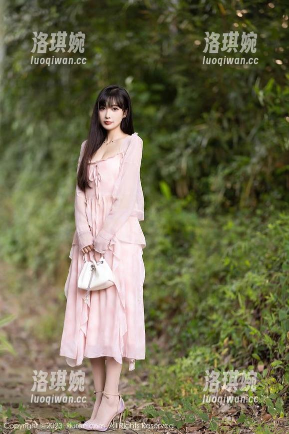 秀人网 - 踊跃的夏诗雯Sally与那条短裤的套图，化身为街头风的完美代言人！