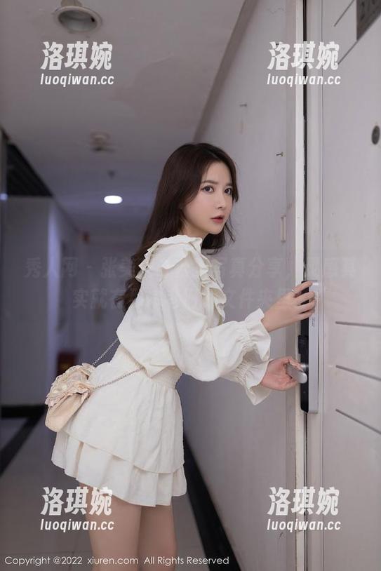 秀人网 - 张美荧办公室写真分享，灵感其实就在那本老旧的文件夹里。