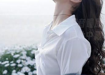 秀人网 – 这吊裙真好看！月音瞳原图中的丝袜也顺便让人多想想，图片中藏着几分优雅？