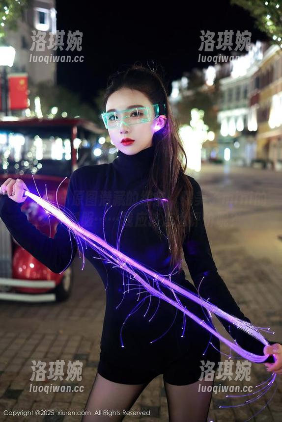 秀人网 - 原图潜藏的细节：糯美子mini的女仆制服……我应该怎么评价呢？