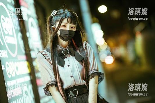 护士落落Raku的魅力，你能抗拒她的原图下载吗？
