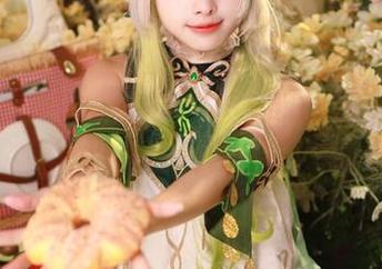 闲逛在画面上，落落Raku的裸足原图让人没有任何防备！