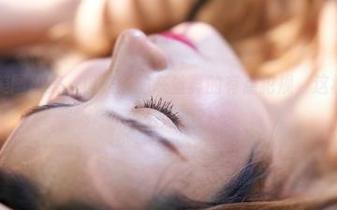 蜜桃社 – 美图很美，但美绪的灰丝真的有点犯规，这样下去我可怎么活啊？