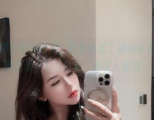 微密圈 – 阿色的套图中，红色蕾丝丁裤似乎在纠结，时而优雅，时而俏皮，真让人困惑。
