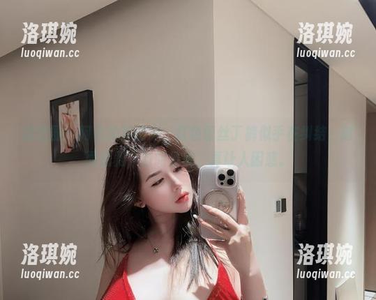 微密圈 - 阿色的套图中，红色蕾丝丁裤似乎在纠结，时而优雅，时而俏皮，真让人困惑。