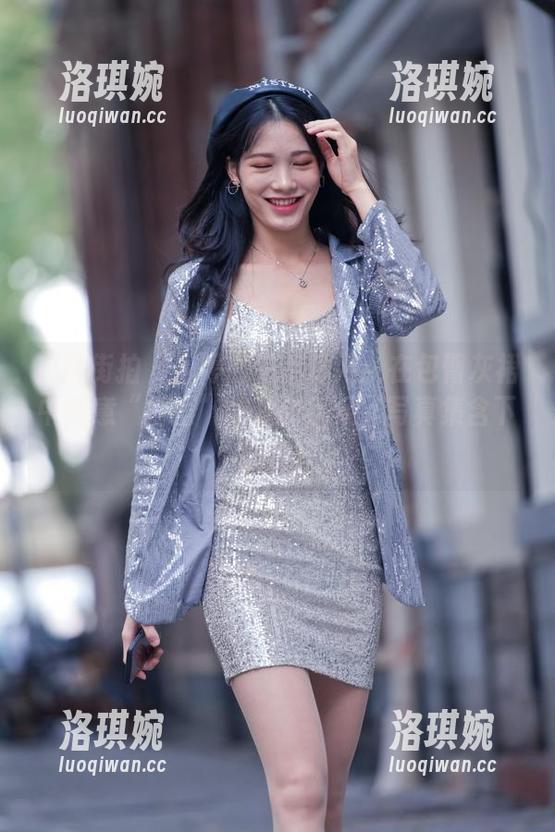 魔镜街拍 - 婷婷的午后休闲：在包臀灰裙中随意“摇摆”的及时满足（写真集含下载哦）