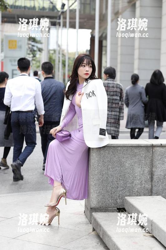 魔镜街拍 - 原图：婷婷的白色吊带连衣裙，她这身搭配让我怀疑自己审美的底线。