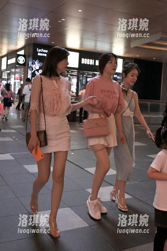 魔镜街拍 - 不得不看的艾小青超短裙图集：谁说肉丝只有性感？