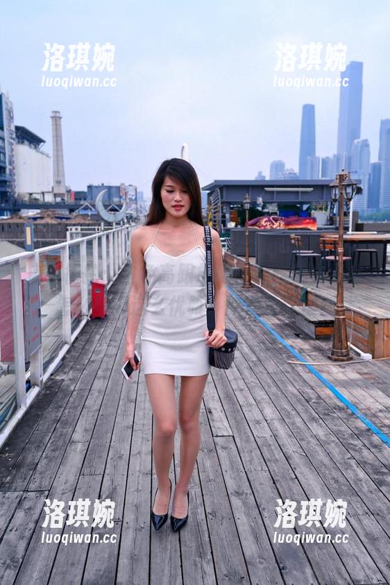 魔镜街拍：白色高跟旗袍，肉丝美女到底怎么穿得这么优雅？原图看这里！